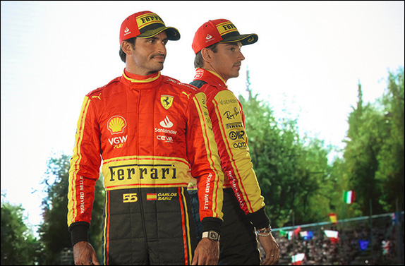 В Ferrari представили раскраску комбинезонов, в которых Карлос Сайнс и Шарль Леклер будут выступать во время Гран При Италии