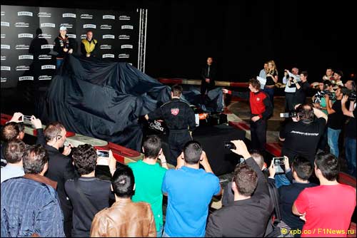 Нико Хюлкенберг стягивает защитное покрывало