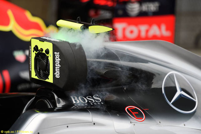 Логотип Mercedes на кожухе двигателя машины Нико Росберга