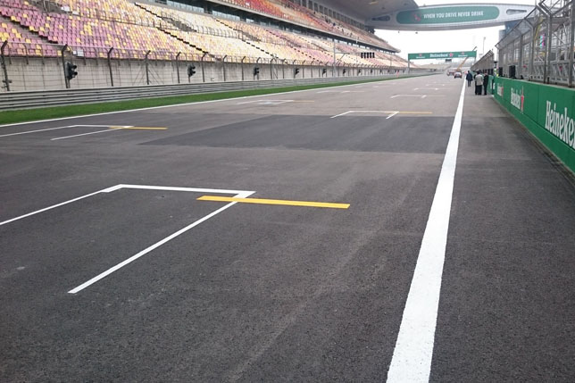 Новый асфальт на стартовой прямой в Шанхае