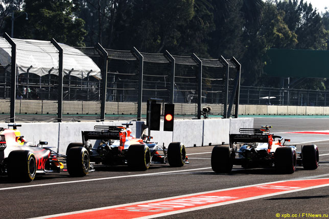 Машины на выезде с пит-лейн