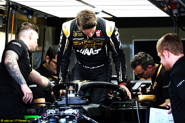 Механики обслуживают машину Романа Грожана