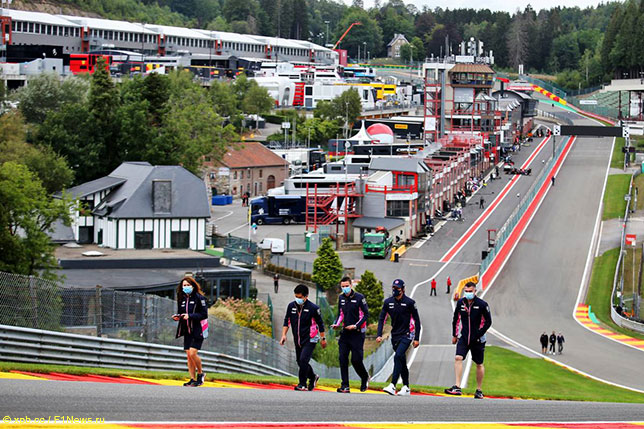 Лэнс Стролл и инженеры Racing Point во время прогулки по трассе, с холма хорошо виден старый пит-лейн Спа