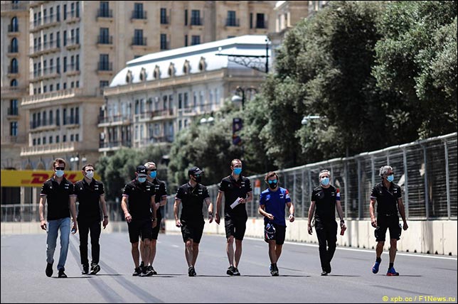 Фернандо Алонсо с инженерами во время прогулки по трассе
