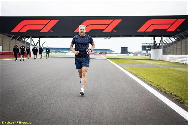 Валттери Боттас в четверг во время пробежки по трассе