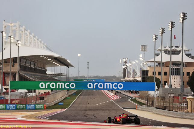 Последний поворот и стартовая прямая трассы Сахир в Бахрейне