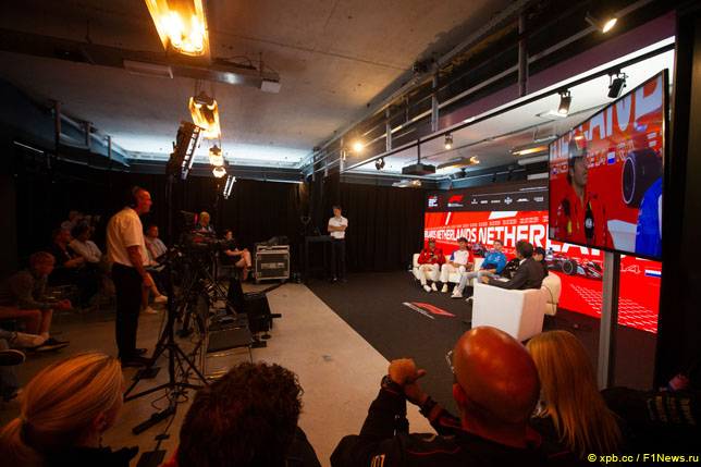 Гонщики на пресс-конференции