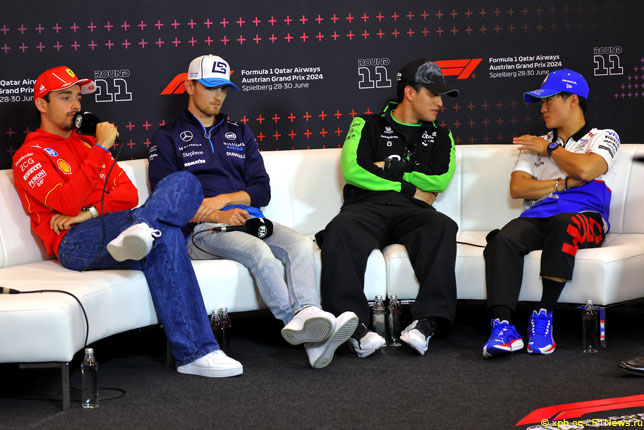 Гонщики на пресс-конференции