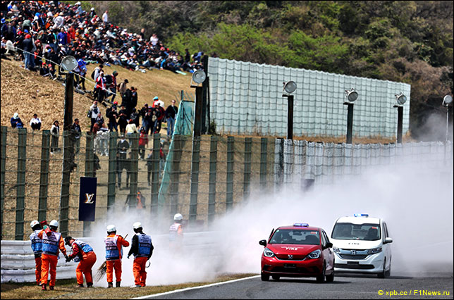 В Сузуке тушат загоревшуюся траву