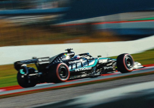 Mercedes W17 на трассе в Барселоне, фото пресс-службы команды