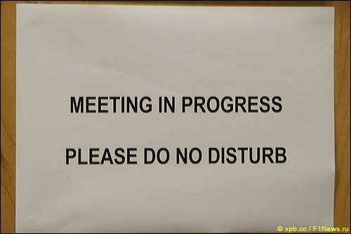 Не беспокоить. В офисе стюардов совещание...