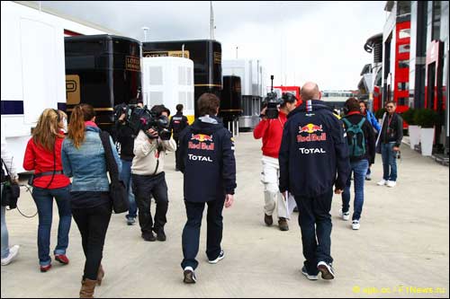 Кристиан Хорнер и Эдриан Ньюи  идут в офис FIA