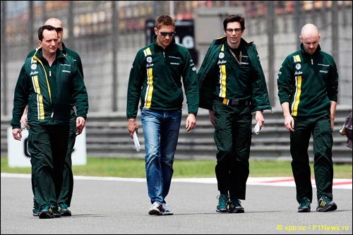 Шанхай. Четверг. Виталий Петров с инженерами на китайской трассе