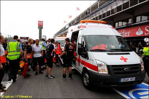 Манина скорой помощи у сгоревших боксов Williams