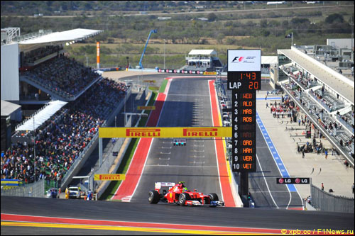 Фелипе Масса проходит первый поворот трассы в Остине