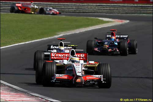 Джанкарло Физикелла едет впереди Williams Нико Росберга