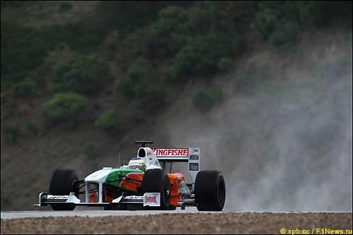 Джанкарло Физикелла на тестах в Хересе за рулем VJM02