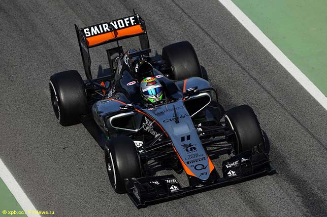 Серхио Перес за рулём VJM08 на тестах в Барселоне