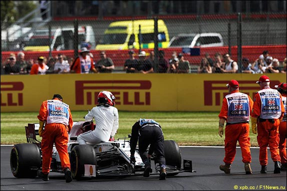 Маршалы откатили Alfa Romeo с сидящим сверху Кими в карман безопасности