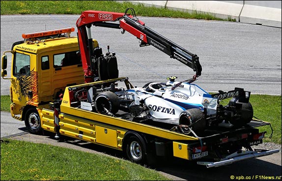 На 27-й минуте Николас Латифи остановился на трассе из-за технических проблем