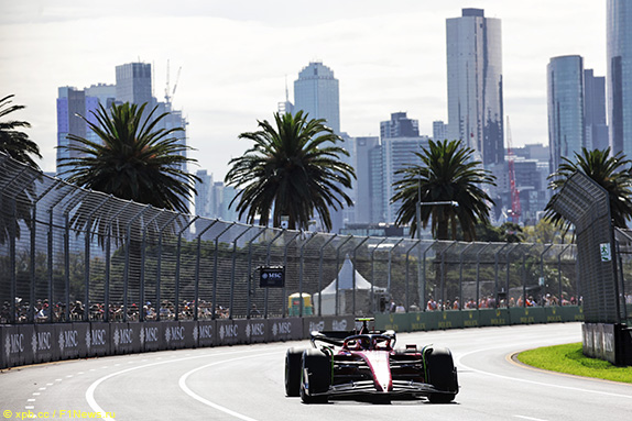 Карлос Сайнс лидировал в первой тренировке в Мельбурне