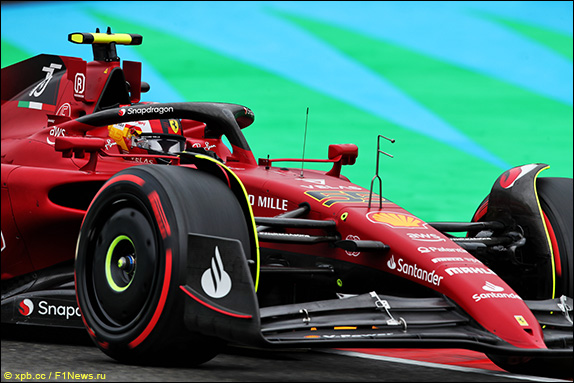 Карлос Сайнс показал лучшее время в первой тренировке в Спа...