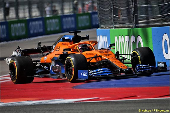 Карлос Сайнс вернулся в боксы с повреждённым антикрылом