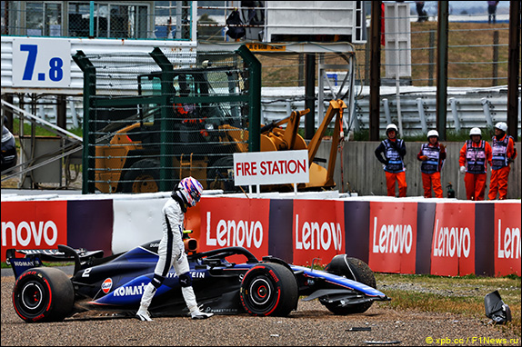 Через полчаса сессию остановили красными флагами. Логан Сарджент разбил машину после разворота в седьмом повороте