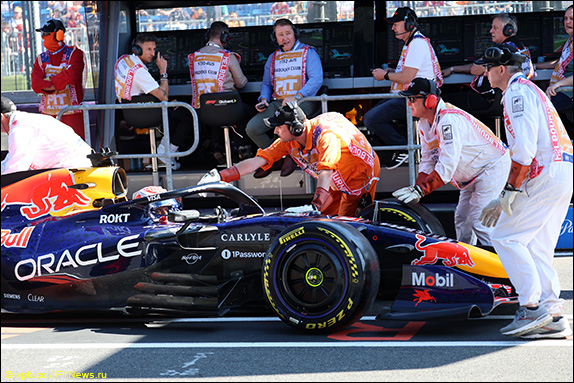 На выезде с пит-лейн заглохла машина Ферстаппена