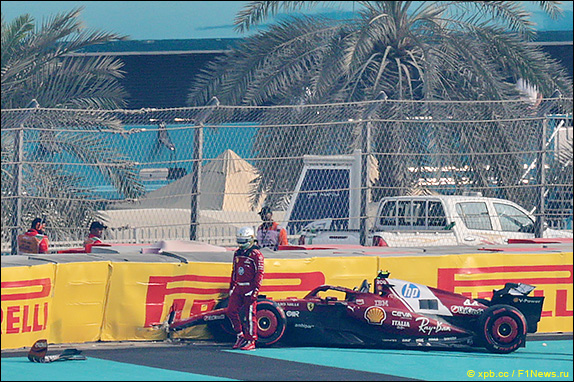 На 31-й минуте сессию остановили красными флагами – на быстром круге Хэмилтона развернуло на поребрике в девятом повороте, машина пересекла зону безопасности и врезалась в барьер