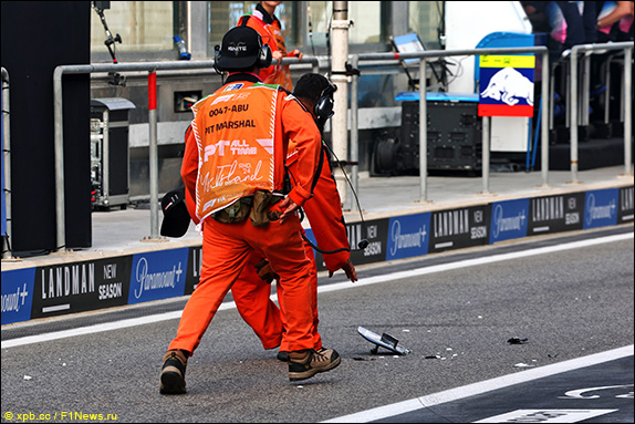 Маршалы убирают обломки на пит-лейн