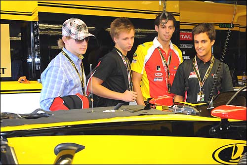 Гости в боксах команды