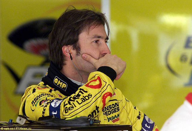 Хайнц-Харальд Френтцен в 2001 году в боксах Jordan