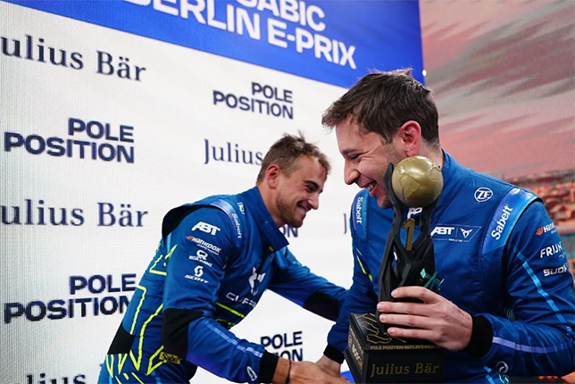 Гонщики ABT Cupra радуются успеху в квалификации, справа Робин Фряйнс, обладатель поула, фото Формулы E
