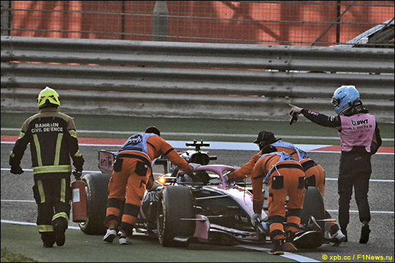 Гасли на Alpine остановился за пределами трассы на подъезде к первому повороту