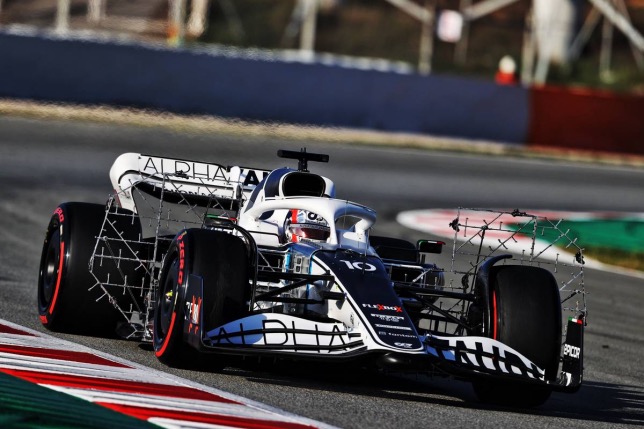 Пьер Гасли за рулём новой машины AlphaTauri на трассе в Барселоне, фото XPB