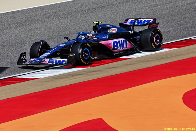 Пьер Гасли за рулём Alpine A523 на трассе в Бахрейне