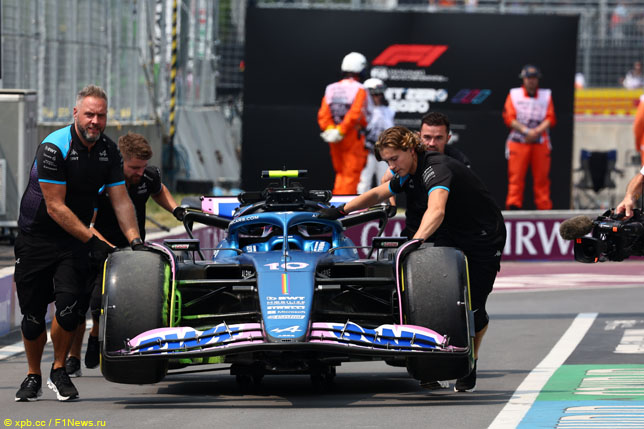 Механики Alpine катят машину Пьера Гасли по пит-лейн