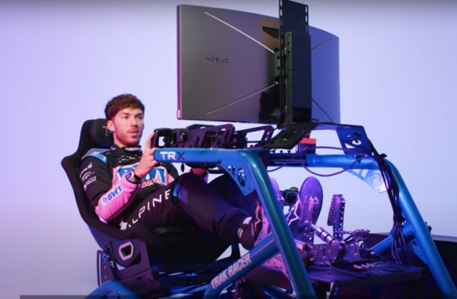 Пьер Гасли за рулём симулятора