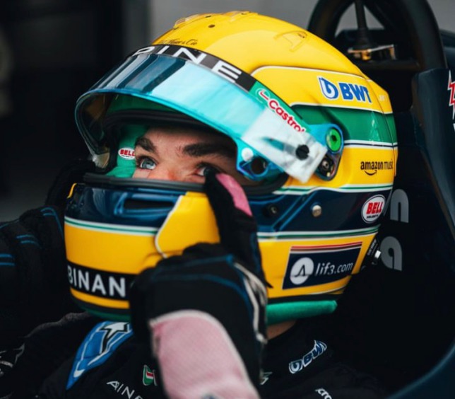 Пьер Гасли в кокпите Toleman TG183 в шлеме, посвящённом Айртону Сенне, фото из социальных сетей