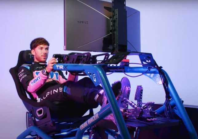 Пьер Гасли за рулём симулятора