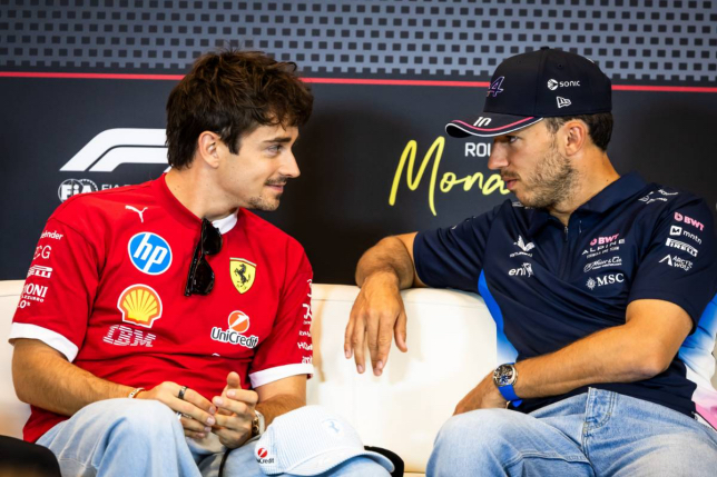 Пьер Гасли (справа) и Шарль Леклер на пресс-конференции FIA в Монако, фото XPB