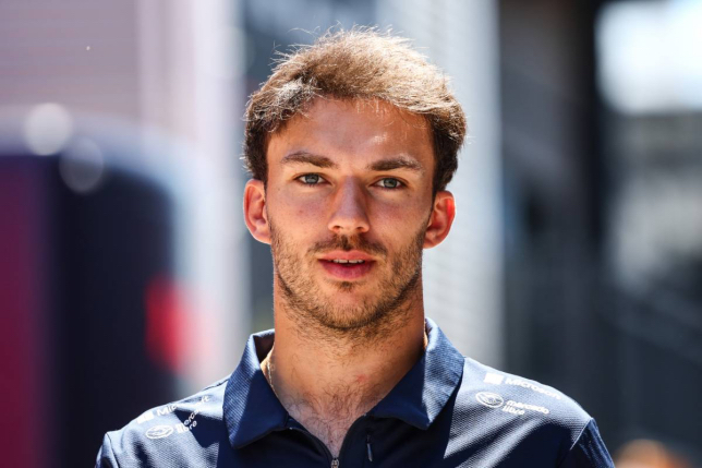 Пьер Гасли в паддоке автодрома в Барселоне, фото XPB