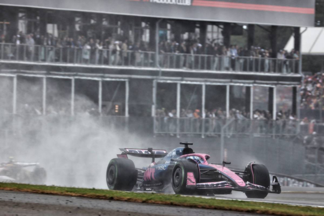 Пьер Гасли за рулём Alpine A525 на трассе в Силверстоуне, фото XPB