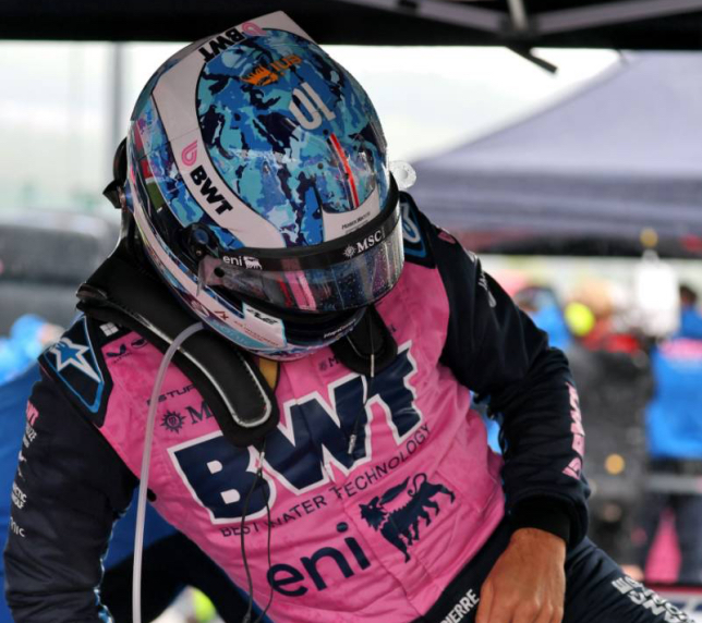 Пьер Гасли выбирается из кокпита машины Alpine, фото XPB