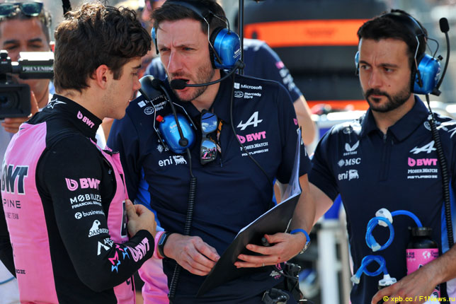 Франко Колапинто с инженерами Alpine