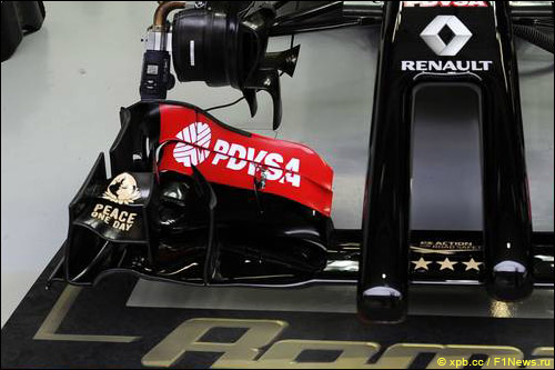 Логотип Peace One Day на антикрыле Lotus Романа Грожана