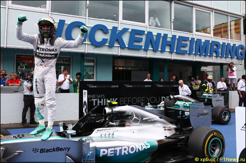 Победитель Гран При Германии 2014 года Нико Росберг