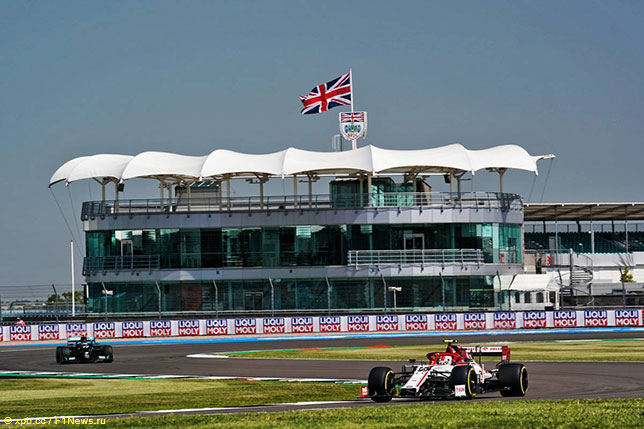 Антонио Джовинацци на трассе в Сильверстоуне