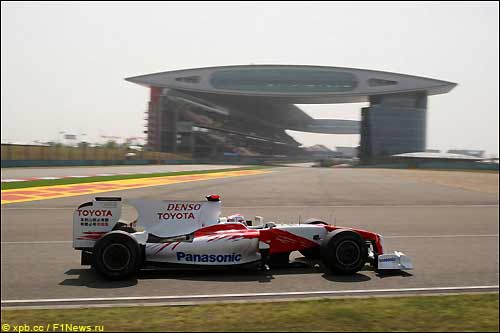 Ярно Трулли во время квалификации в Шанхае